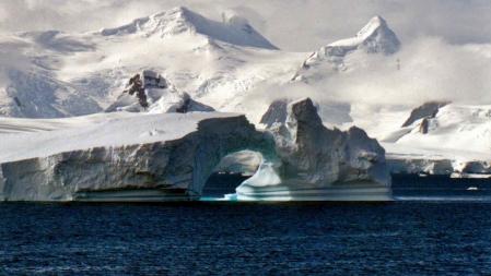 Línea de costa en el estrecho de  Bransfield (Bransfield Strait)  .