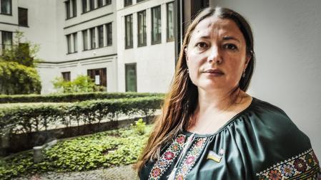 Katerina Sujomlínova, concejal del Ayuntamiento de Mariúpol, en la sede de Berlín del Instito Pilecki, centro de investigación polaco, el 27 de abril