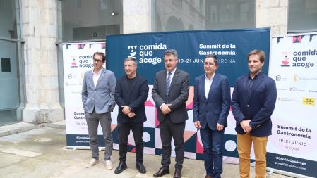 El director de la Agència Catalana de Turisme, Narcís Ferrer; el chef de El Celler de Can Roca y presidente del Consejo Internacional del Basque Culinary Center, Joan Roca; el presidente de la Diputación de Giorna, Miquel Noguer; el diretor del Basque Culinary Center, Joxe Mari Aizega yel diputado responsable de Girona Excel·lent, Jordi Camps.