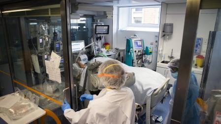 Las personas que tuvieron que ser ingresadas en la UCI y requirieron ventilación mecánica son las más propensas a presentar daños cognitivos derivados de la covid