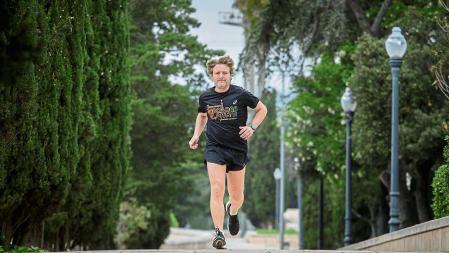 David Escudé , comisionado de deportes entrena para la maratón