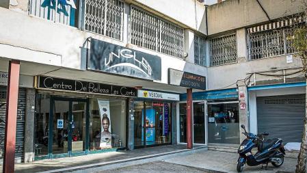 05 - 04 - 2022 / Barcelona / el ayuntamiento ha comprado unos locales en les corts dentro de un programa de compra d locales vacíos, pero un fondo de inversión se la ha metido doblada y la han vendido una docena q tienen inquilinos... están en la calle doctor nubiola i espinos, en el 6-8, al parecer es una especie de galería comercial rara / Foto: Llibert Teixidó