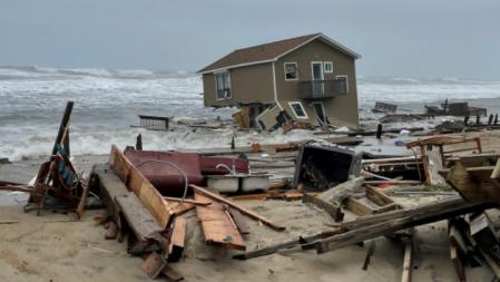 Casa destruida por el temporal en Rodanthe, Carolina del Norte (EE.UU.)  .