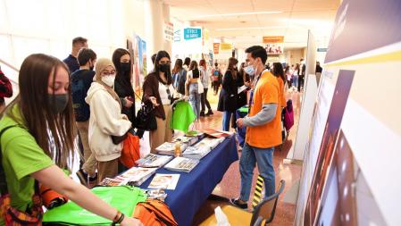 Un grupo de estudiantes en la Universidad de Alicante.