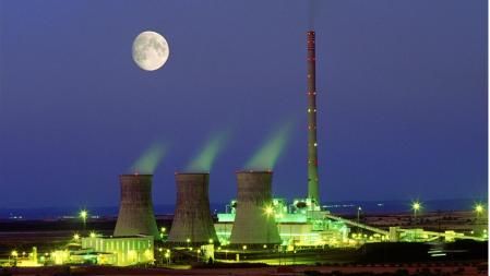 Vista de nocturna de la central térmica de Andorra (Teruel) en pleno funcionamiento, en abril de 2012 .