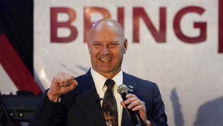 El candidato a gobernador de Pensilvania Doug Mastriano habla tras asegurarse la victoria en las primarias republicanas a gobernador de Pensilvania