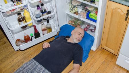 Imagen simbólica de los problemas para conciliar el sueño durante olas de calor y noches torridas, tropicales o ecuatoriales  .