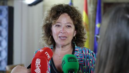 Josefina Bueno, atendiendo a los medios ya como Consellera de Innovación, Universidades, Ciencia y Sociedad Digital.