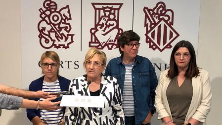 Las tres portavoces de los grupos que sustentan al Botànic junto a la negociadora de EU, Estefanía Blanes.