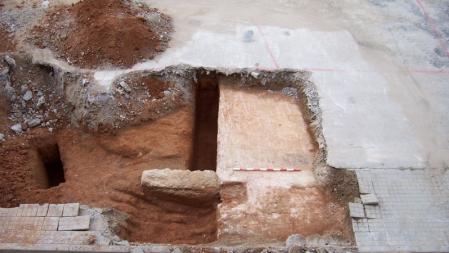 Una prospección llevada a cabo en 2008 confirmó la existencia de un refugio antiaéreo ubicado bajo el patio del instituto Pau Vila de Sabadell