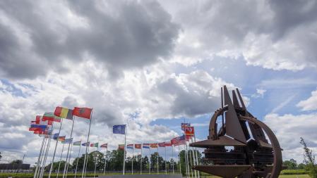 Las banderas de los países miembros, frente a la sede de la OTAN en Bruselas