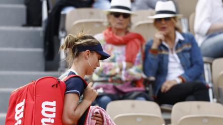 Cabizbaja, Paula Badosa abandona la Suzanne Lenglen, este sábado en París