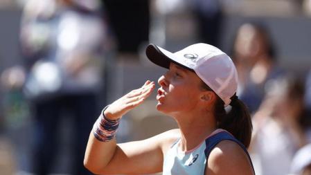 Tennis - French Open - Roland Garros, Paris, France - June 1, 2022 Poland's Iga Swiatek celebrates winning her quarter final match against Jessica Pegula of the U.S. REUTERS/Yves Herman