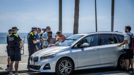 30 - 05 - 2022 / Barcelona / Guardia Urbana refuerza su presencia en Raval - Rambla - Playas / Foto: Llibert Teixidó - Detención de una persona que ha roto el cristal de un vehiculo extranjero para robar su interior