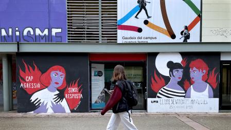 foto XAVIER CERVERA 29/03/2022 una estudiante universitaria pasa por delante de pintadas murales feministas en la placa civica del campus bellaterra de la uab 'ninguna agresion sin respuesta' respecto al abuso a mujer mujeres