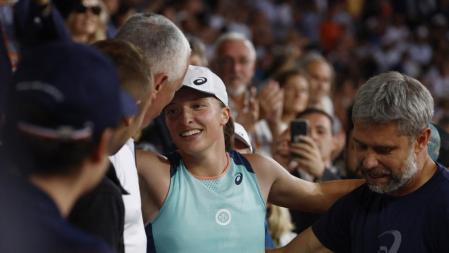 Tennis - French Open - Roland Garros, Paris, France - June 4, 2022 Poland's Iga Swiatek celebrates with her team after winning the women's singles final match against Cori Gauff of the U.S. REUTERS/Yves Herman