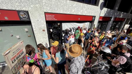 Inquilinos de la Casa Orsola se disfrazaron de guiris para protestar contra la gentrificación