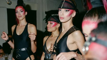 Un grupo de bailarinas profesionales en la fiesta de apertura del Pacha Club, en Eivissa