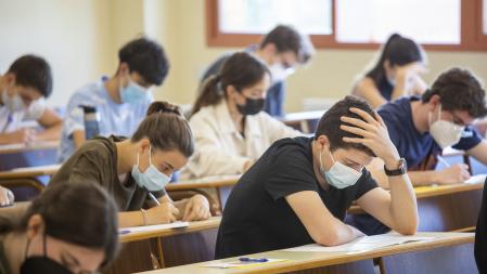 Estudiantes en las pruebas de selectividad en la facultad de biología de la UB. Jovenes poco antes de empezar la prueba de castellano