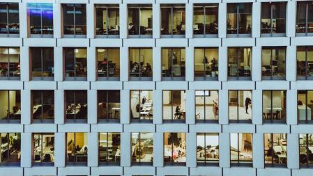 Personas trabajando en un edificio de oficinas.