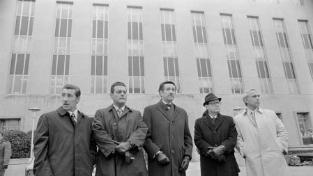 Varios de los acusados de allanar las oficinas del Partido Demócrata en el edificio Watergate. De izqda. a dcha.: Virgilio González, Frank Sturgis, el abogado Henry Rothblatt, Bernard Barker y Eugenio Martínez.