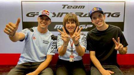 Àlex Márquez, con Fabio di Giannantonio y la propietaria del equipo, Nadia Padovani