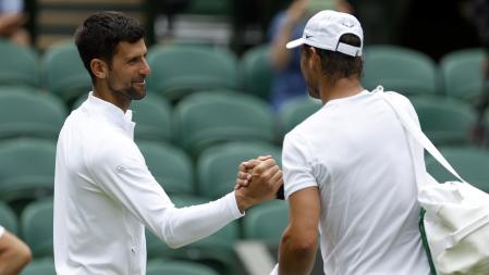 Novak Djokovic y Rafael Nadal se saludan en el All England Club, este domingo