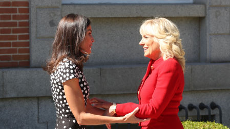La reina Letizia recibió este lunes a Jill Biden,esposa del presidente de Estados Unidos, Joe Biden, en la Zarzuela