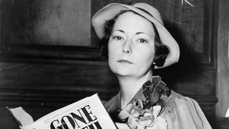 Margaret Mitchell, con uno de los volúmenes de la obra que la consagró 'Gone with de wind'