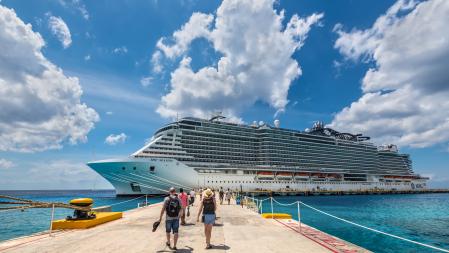 Persona acercándose a un crucero