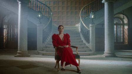 La primera temporada abarca desde su estilo en el vestir a su vocación como chef.