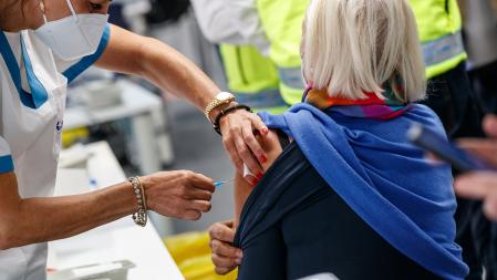 WiZink Center segunda dosis de Janssen. La dosis de refuerzo de Pfizer y Moderna Coronavirus Covid-19 Vacunas