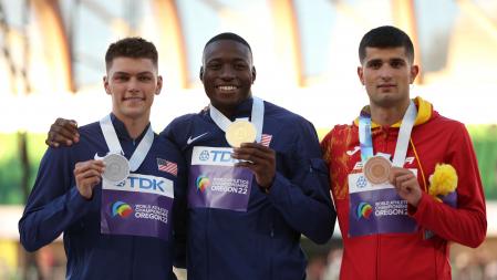 Trey Cunningham, Grant Holloway y Asier Martínez, este domingo en el podio en Eugene