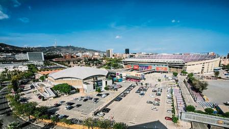 foto XAVIER CERVERA 19/10/2021 (d izqda a dcha) lo q queda del miniestadi, avenida aristides maillol ,palau blaugrana ,tienda del fcbarcelona, parkings y estadio azulgrana del camp nou (en barrio de les corts, barcelona) con collserola al fondo es un espacio conocido como 'espai barça' q hay remodelarlo todo, y hacer el nuevo camp nou, el pavellon de deportes (y lugar d conciertos) ... la directiva del club pide a los socios compromisarios -y si sale en un referendum a los socios- poder solicitar un credito de 1500 millones de euros para llevar a cabo el proyecto arquitectonico deportivo