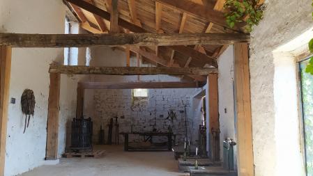 Las antiguas caballerizas son ahora un museo de herramientas antiguas de trabajo