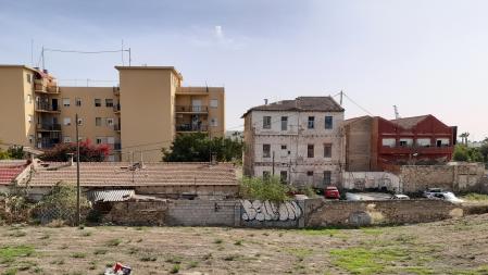 La misma zona, en imagen tomada desde la parte trasera, donde existe un solar abandonado.
