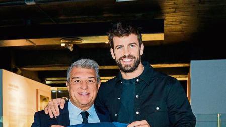 Gerard Piqué y Joan Laporta, en el Museu, con la última camiseta que llevó en el Barça
