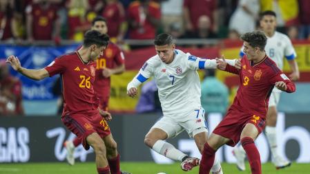 Contreras entre Gavi y Pedri, durante el España Costa Rica