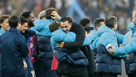 Soccer Football - Spanish Super Cup - Final - Real Madrid v FC Barcelona - King Fahd Stadium, Riyadh, Saudi Arabia - January 15, 2023 FC Barcelona coach Xavi and players celebrate after winning the Spanish Super Cup REUTERS/Ahmed Yosri