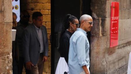 Barack Obama, junto a su mujer Michelle y al director de cine Steven Spielberg, paseando por el centro de Barcelona