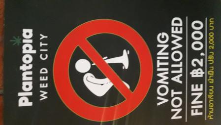 Aviso en el centro comercial subterráneo Plantopia, dedicado al cánnabis y sus derivados en Bangkok