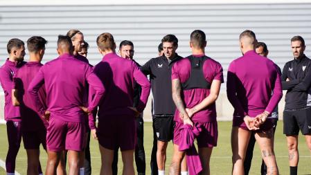 Los jugadores del Sevilla, el domingo, en su entrenamiento de recuperación