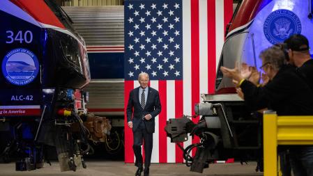 Joe Biden, en una fábrica de Amtrak, esta semana