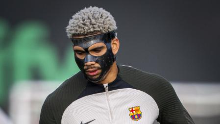 Ronald Araújo entrena con una máscara protectora