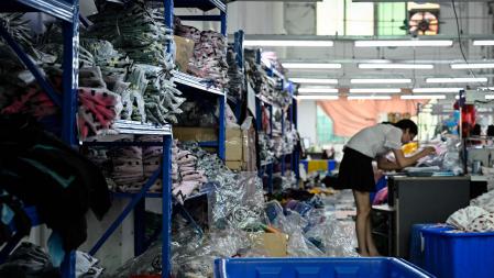 Una trabajadora confecciona ropa en una fábrica textil que abastece a SHEIN, una empresa de 'fast fashion'
