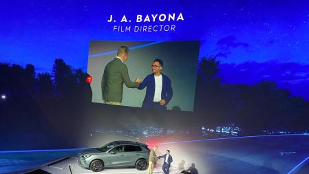 El CEO de Seat y Cupra, Wayne Griffiths, saluda al director de cine J.A.Bayona, que es embajador de la marca y también ha participado en la presentación mundial del Terramar en Barcelona