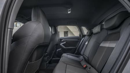 La banqueta trasera puede acomodar hasta a tres personas&nbsp;