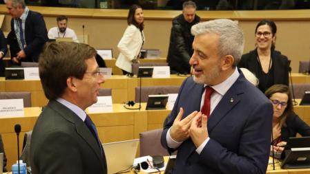 L'alcalde de Barcelona, Jaume Collboni, amb l'alcalde de Madrid, José Luis Martínez-Almeida, a l'Eurocambra