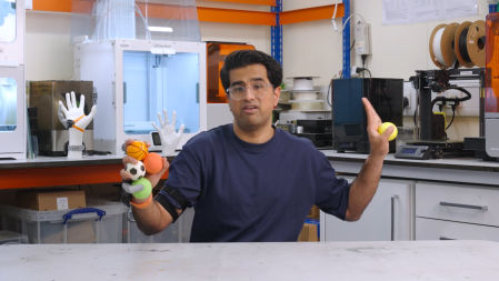 El periodista, sosteniendo cuatro pelotas gracias al dedo biónico.