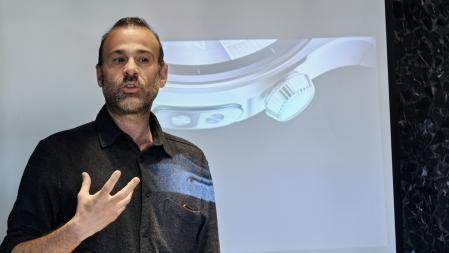 El especialista en I+D de Salud de Huawei, Iñaki Romero, enumerando las características del nuevo sensor.